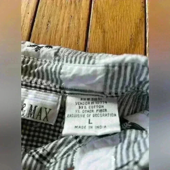 casey and max Button Shirt Blouse Women’s Large Plaid Sparkly Embroidered Santa - Picture 2 of 6